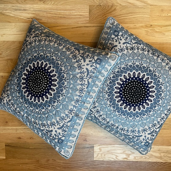 Set of two decorative throw pillows 18 in by 18 in - Picture 4 of 6